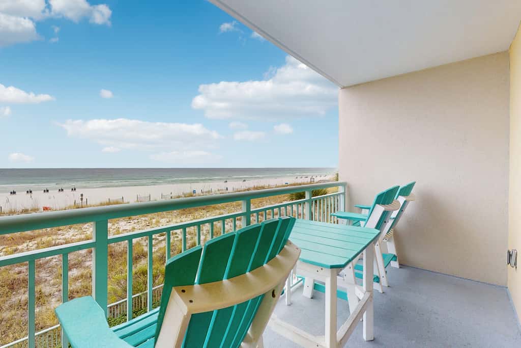 3rd-floor, Gulf-front condo with seasonal beach setup - near entertainment