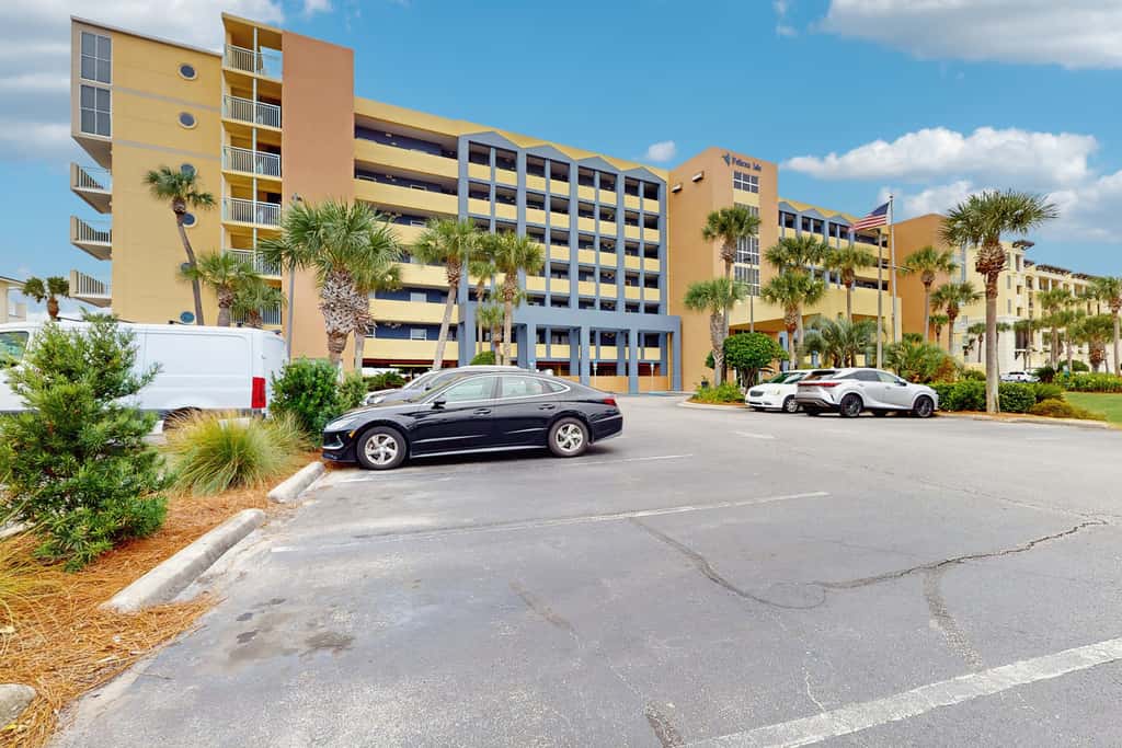 3rd-floor, Gulf-front condo with seasonal beach setup - near entertainment