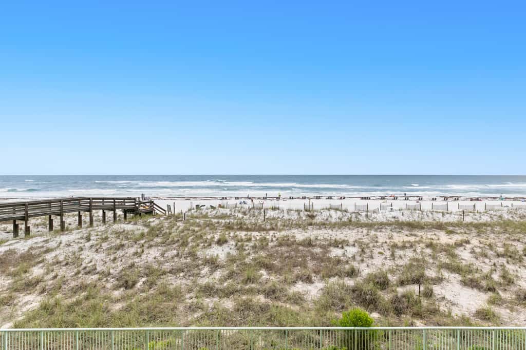 3rd-floor, Gulf-front condo with seasonal beach setup - near entertainment