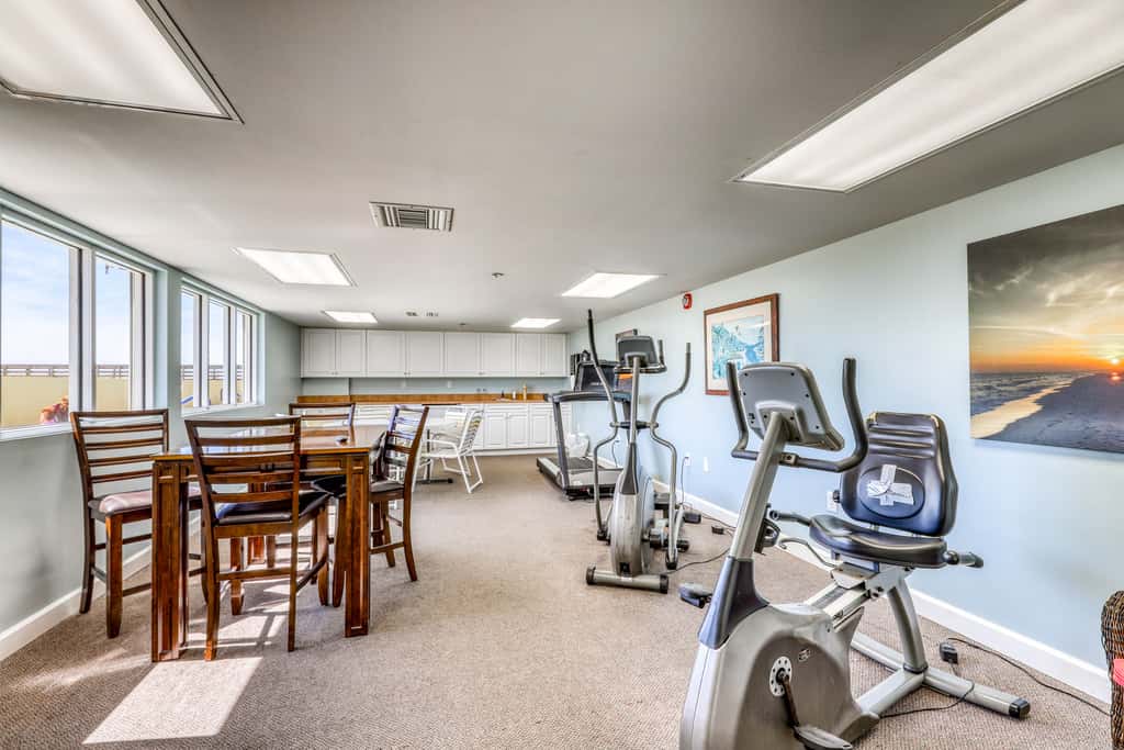 3rd-floor, Gulf-front condo with seasonal beach setup - near entertainment