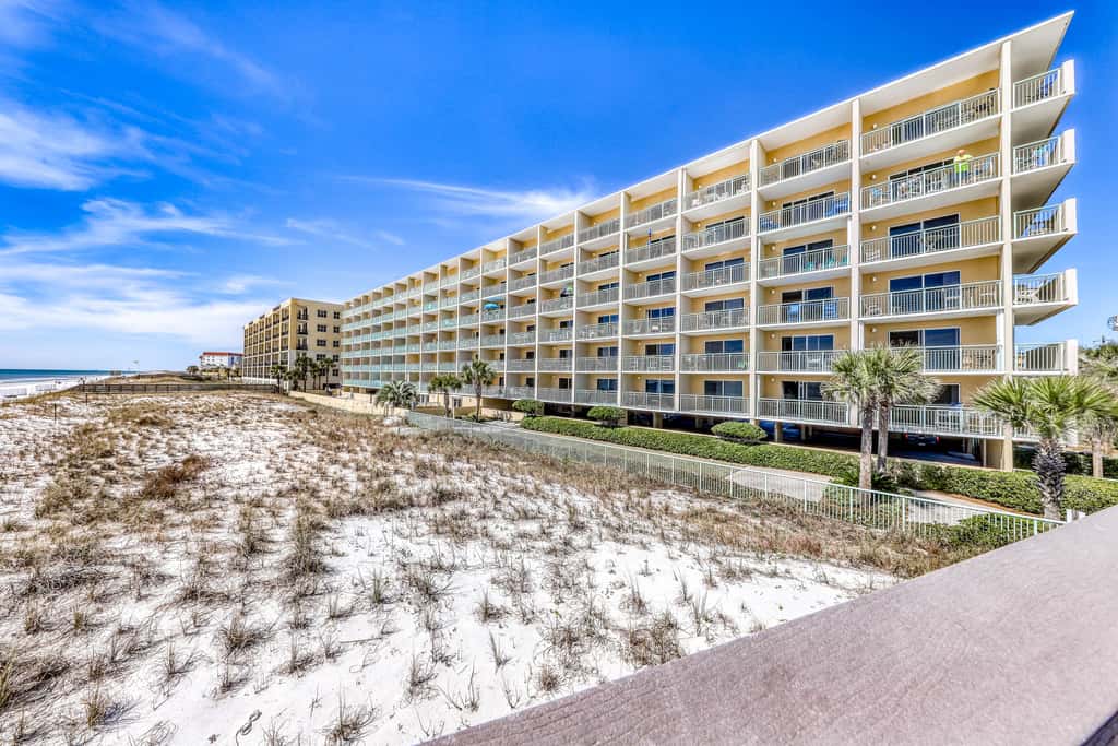 3rd-floor, Gulf-front condo with seasonal beach setup - near entertainment