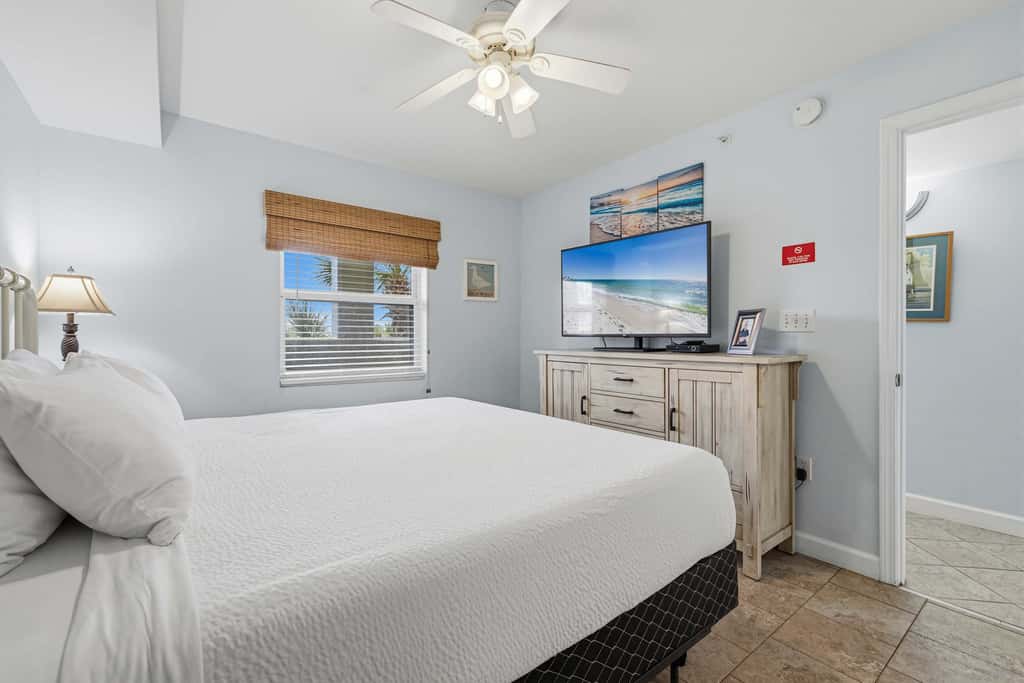 3rd-floor, Gulf-front condo with seasonal beach setup - near entertainment