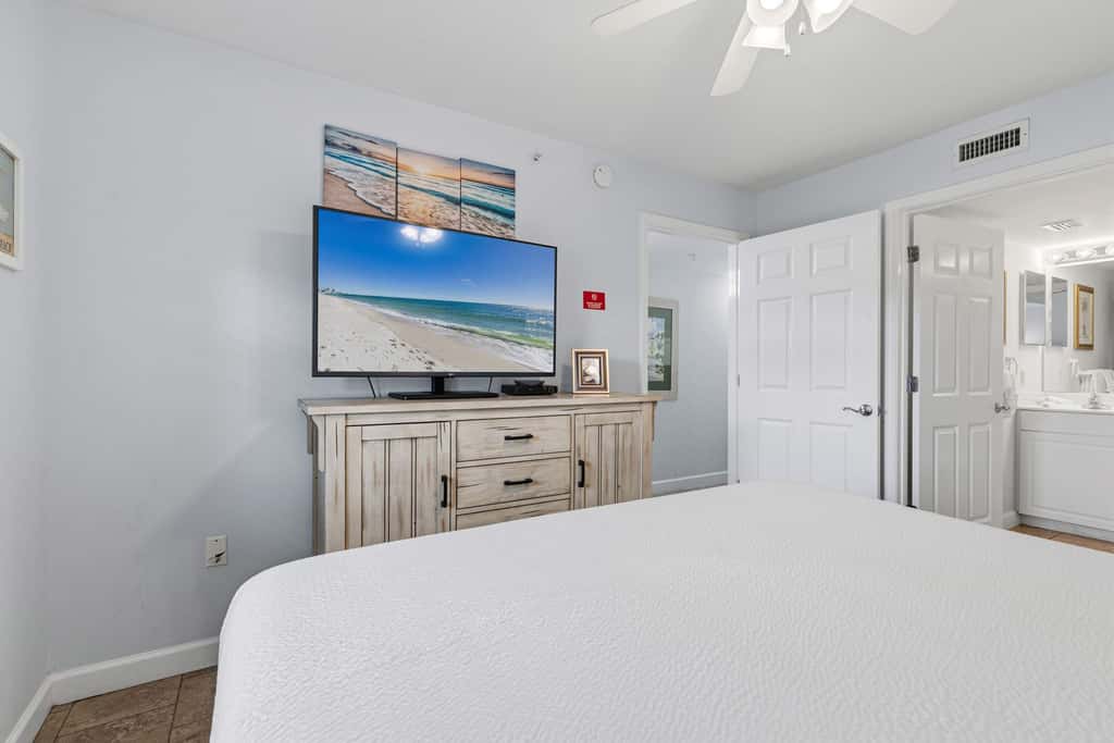3rd-floor, Gulf-front condo with seasonal beach setup - near entertainment