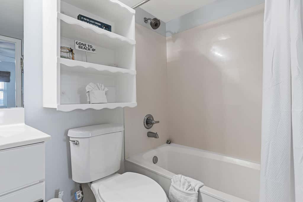 3rd-floor, Gulf-front condo with seasonal beach setup - near entertainment