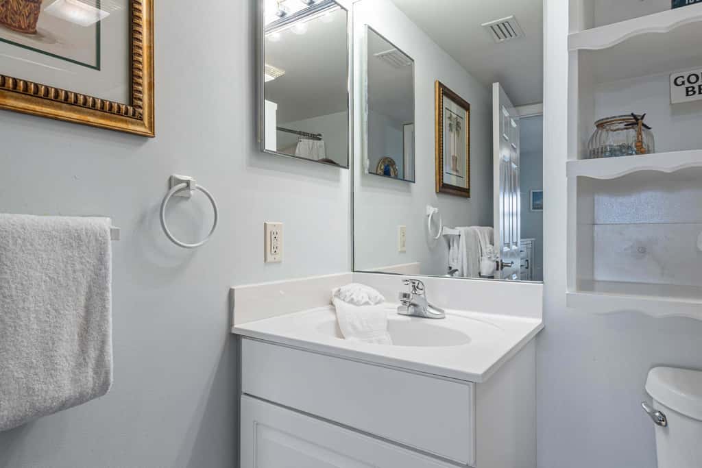 3rd-floor, Gulf-front condo with seasonal beach setup - near entertainment