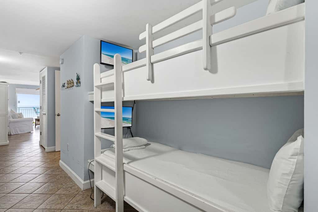 3rd-floor, Gulf-front condo with seasonal beach setup - near entertainment