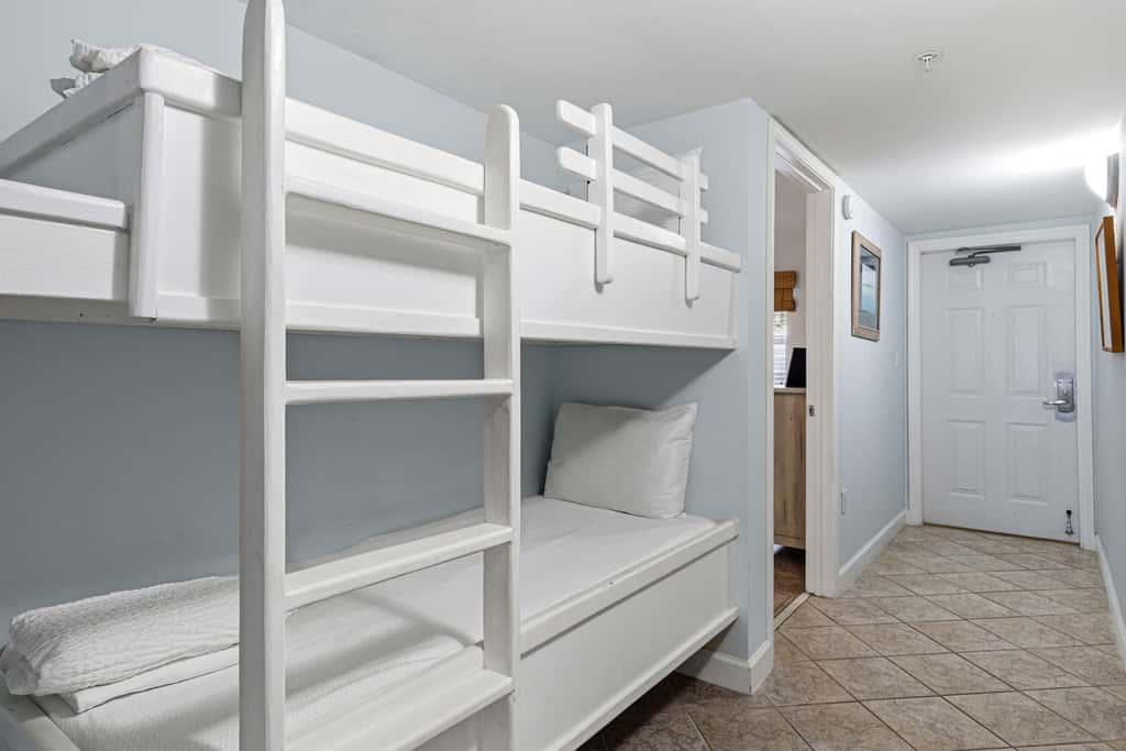 3rd-floor, Gulf-front condo with seasonal beach setup - near entertainment