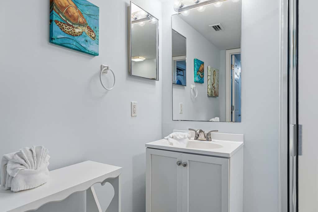3rd-floor, Gulf-front condo with seasonal beach setup - near entertainment
