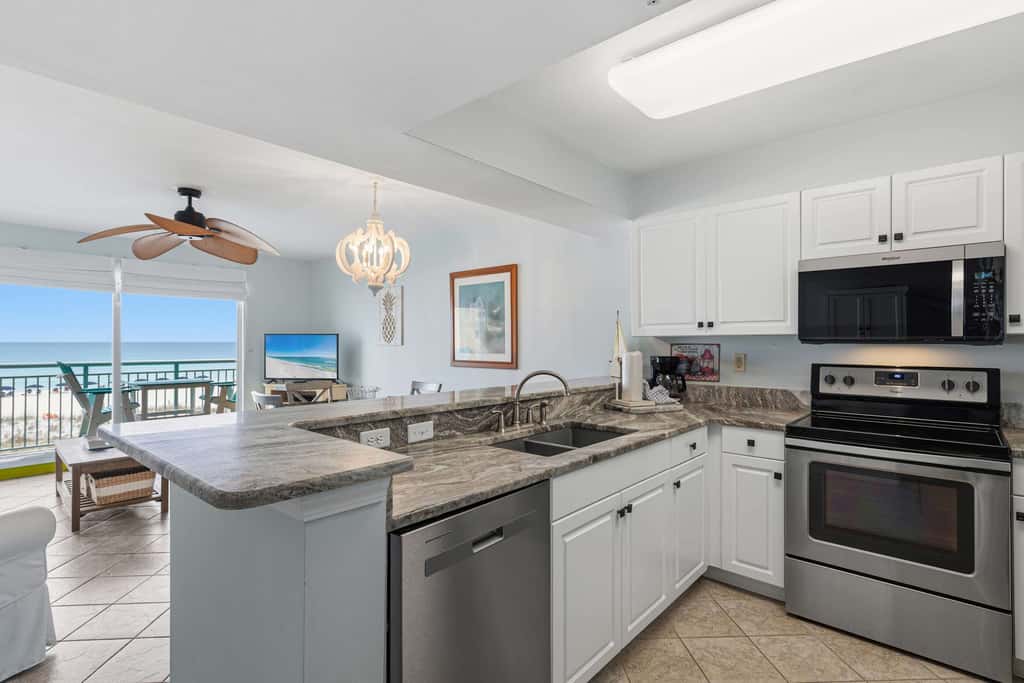 3rd-floor, Gulf-front condo with seasonal beach setup - near entertainment
