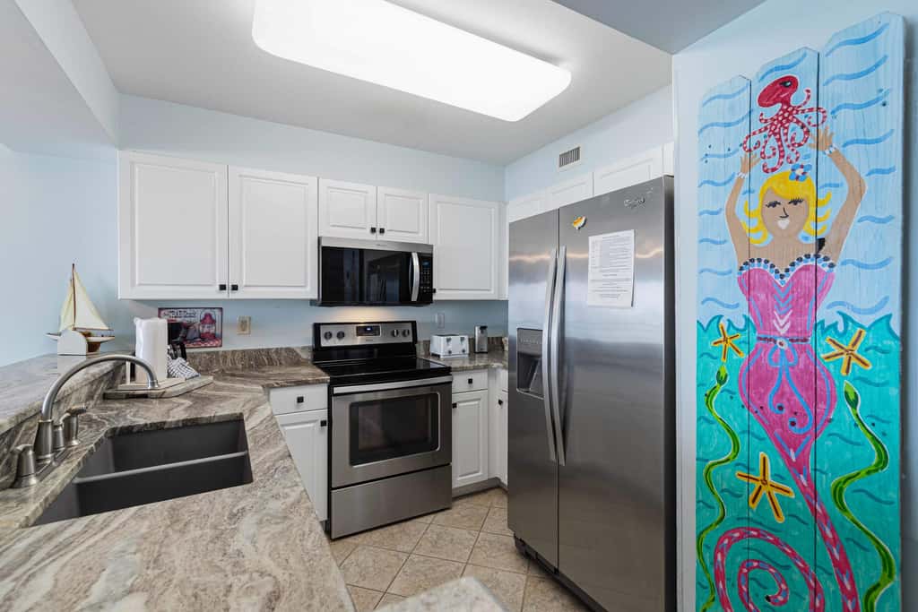3rd-floor, Gulf-front condo with seasonal beach setup - near entertainment