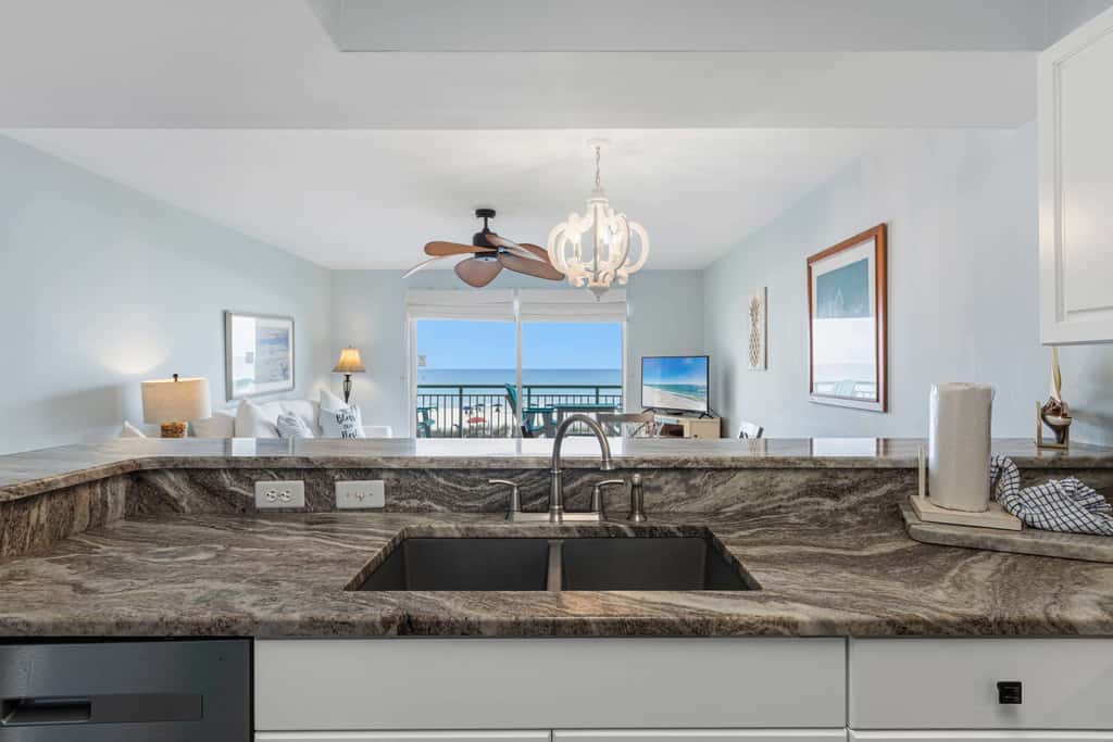 3rd-floor, Gulf-front condo with seasonal beach setup - near entertainment