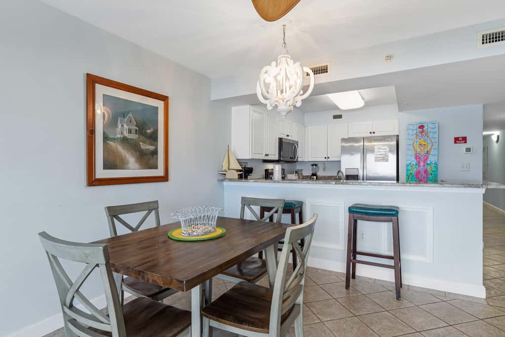 3rd-floor, Gulf-front condo with seasonal beach setup - near entertainment