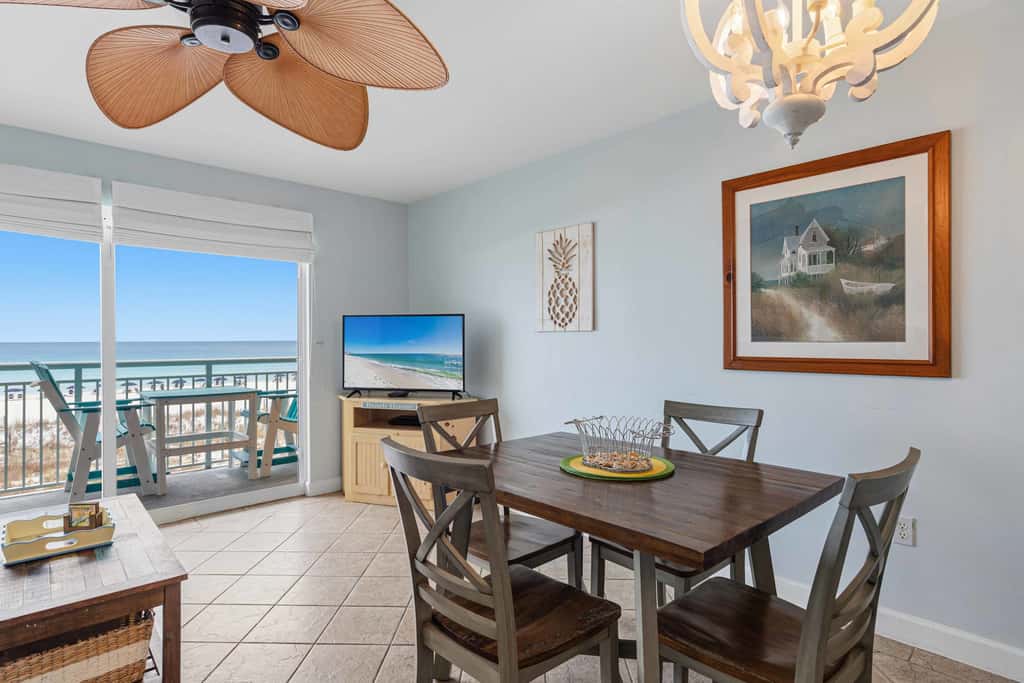3rd-floor, Gulf-front condo with seasonal beach setup - near entertainment