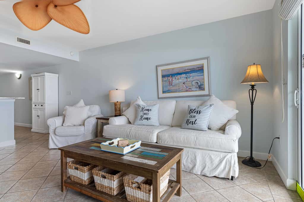 3rd-floor, Gulf-front condo with seasonal beach setup - near entertainment