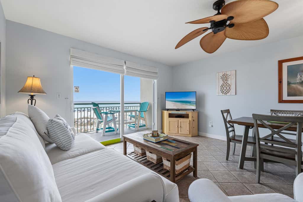 3rd-floor, Gulf-front condo with seasonal beach setup - near entertainment