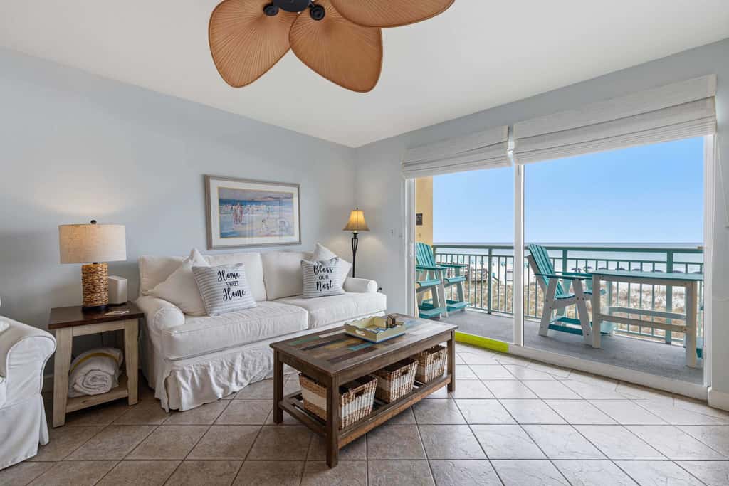 3rd-floor, Gulf-front condo with seasonal beach setup - near entertainment