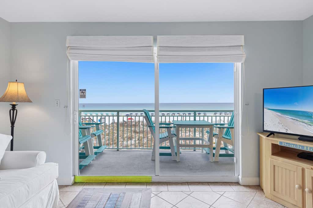 3rd-floor, Gulf-front condo with seasonal beach setup - near entertainment