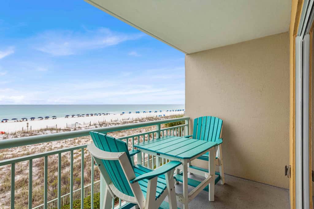 3rd-floor, Gulf-front condo with seasonal beach setup - near entertainment