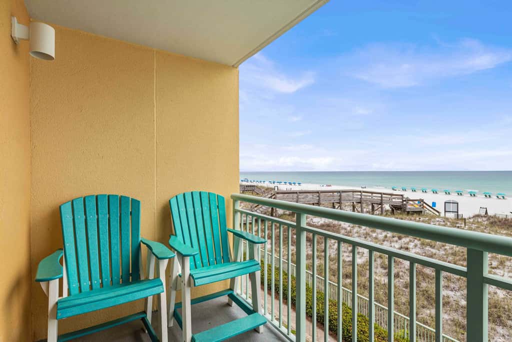 3rd-floor, Gulf-front condo with seasonal beach setup - near entertainment