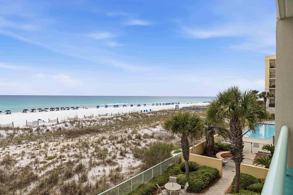 3rd-floor, Gulf-front condo with seasonal beach setup - near entertainment