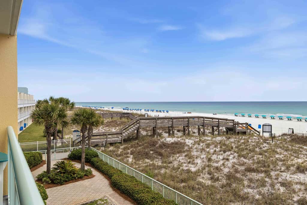 3rd-floor, Gulf-front condo with seasonal beach setup - near entertainment