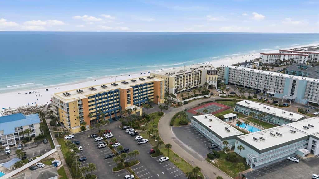 3rd-floor, Gulf-front condo with seasonal beach setup - near entertainment
