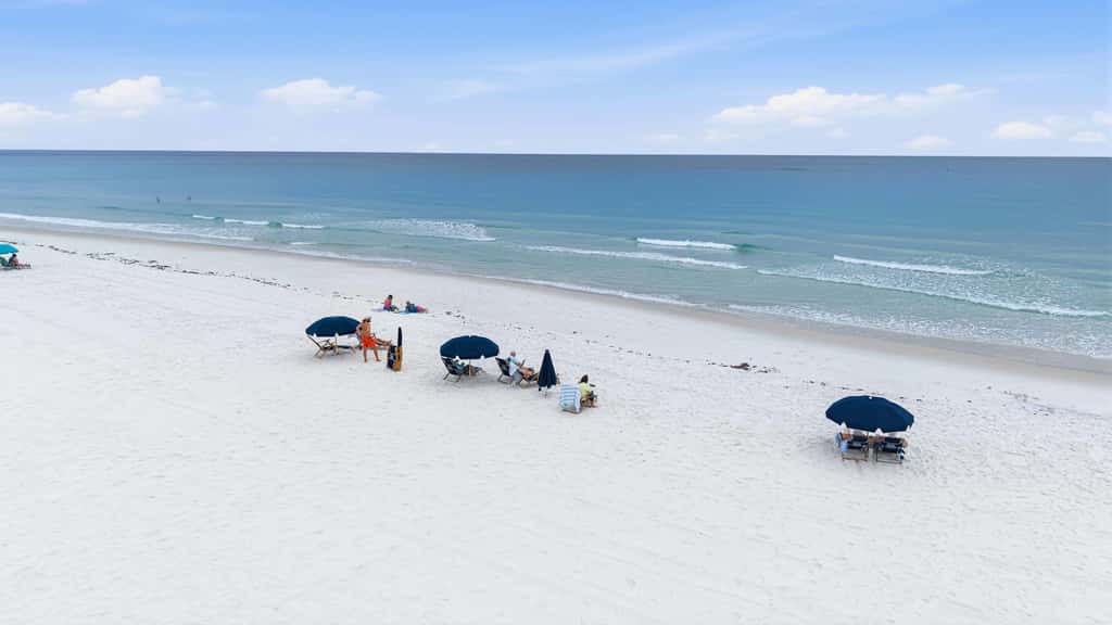 3rd-floor, Gulf-front condo with seasonal beach setup - near entertainment