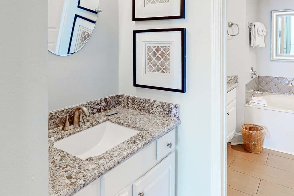 Gulf-front condo with amazing views & beach access - short walk to dining