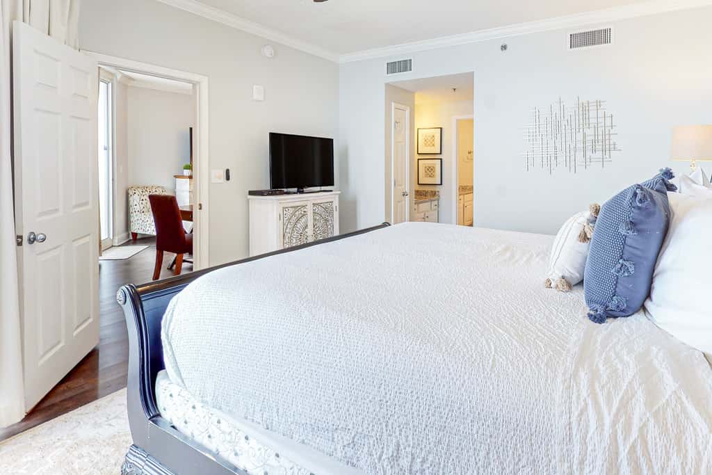 Gulf-front condo with amazing views & beach access - short walk to dining