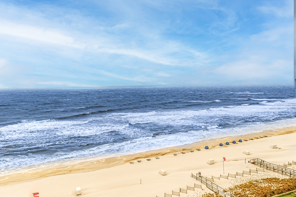 Gulf-front condo with amazing views & beach access - short walk to dining