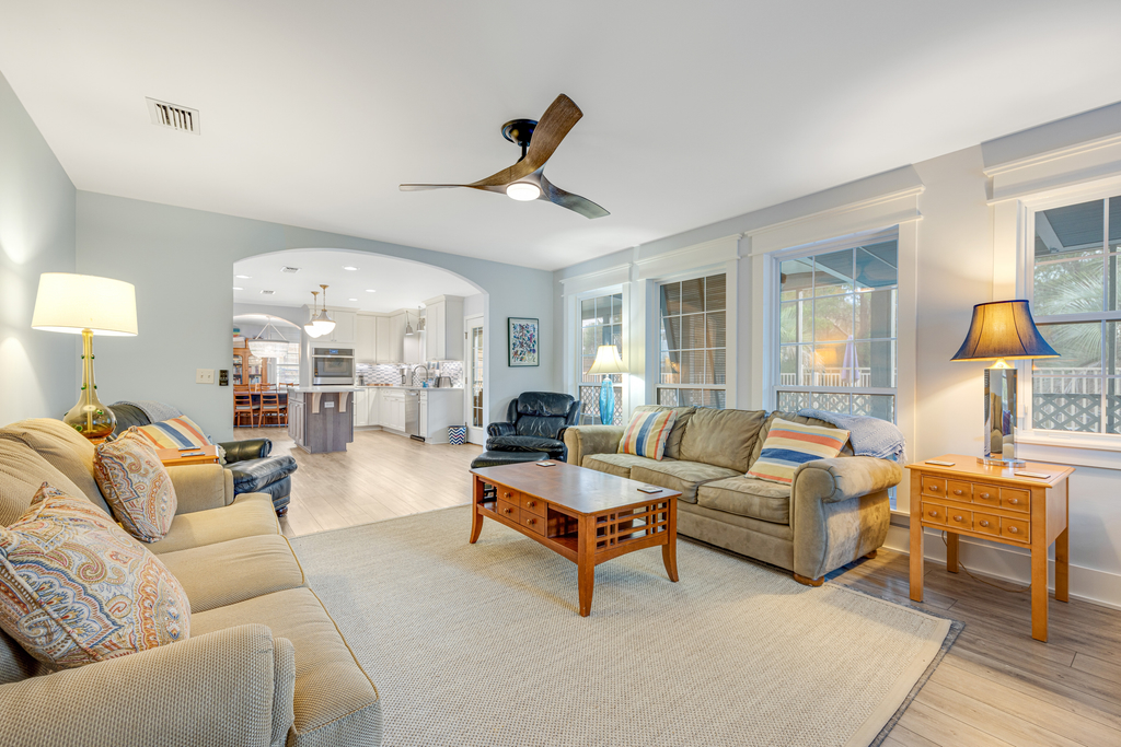 Snowbird-friendly house in Inlet Beach near beach with pool, balcony, W&D