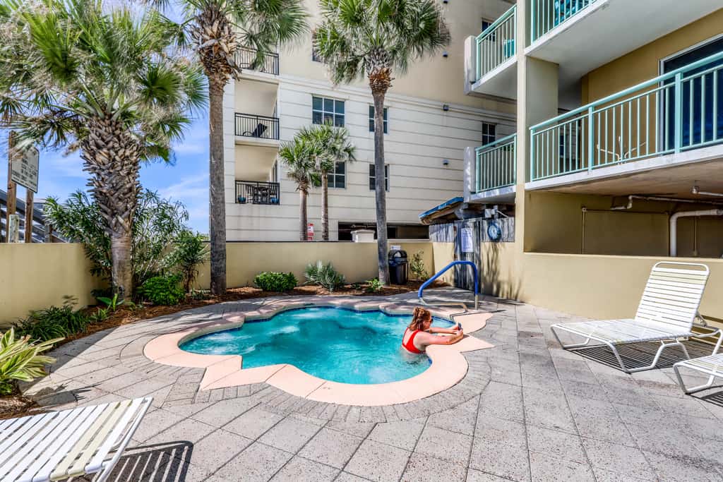 Gulf front condo w/ beach setup included - near entertainment