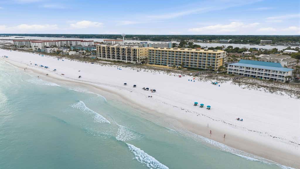 Gulf front condo w/ beach setup included - near entertainment