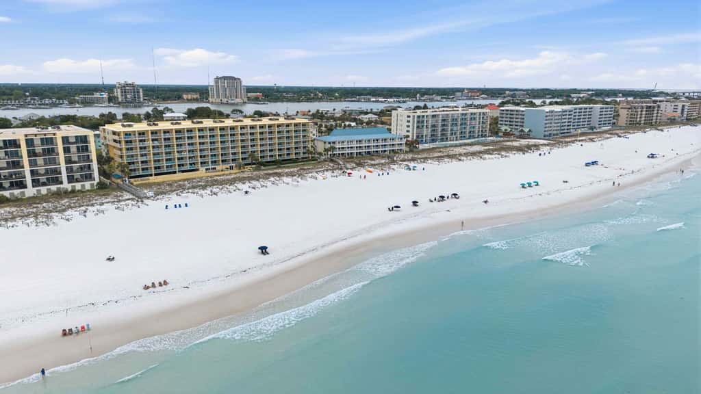 Gulf front condo w/ beach setup included - near entertainment