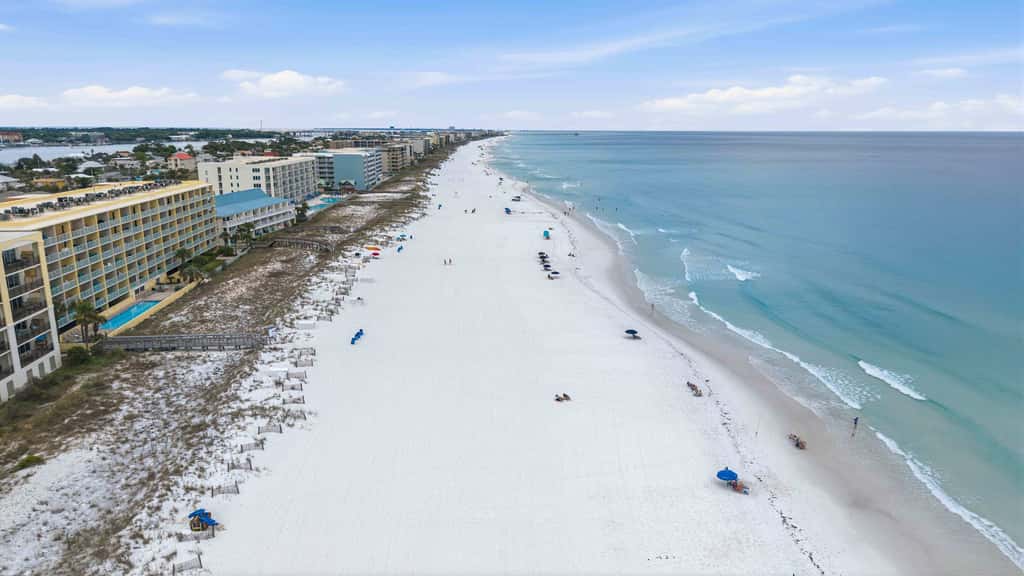 Gulf front condo w/ beach setup included - near entertainment