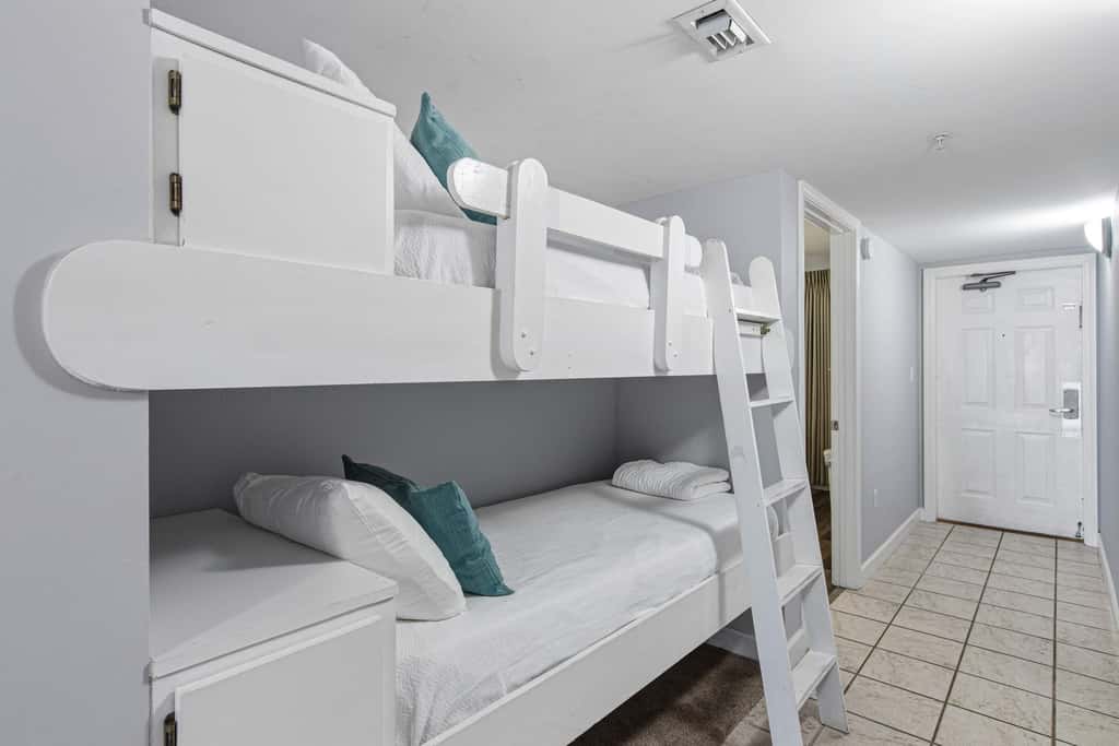 Gulf front condo w/ beach setup included - near entertainment