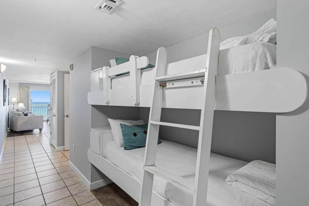 Gulf front condo w/ beach setup included - near entertainment