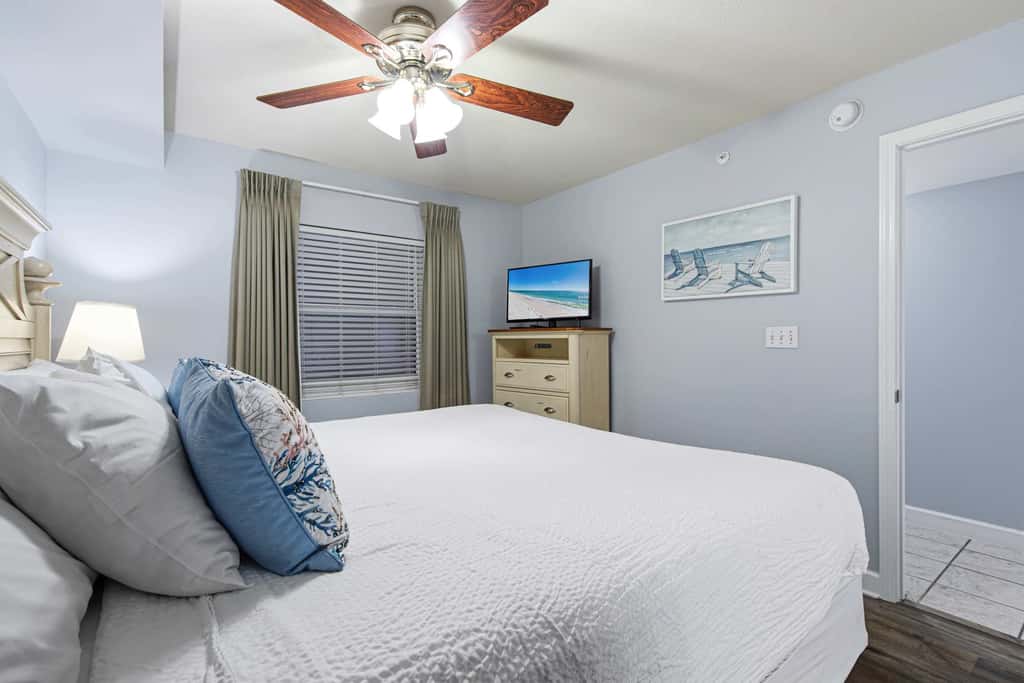 Gulf front condo w/ beach setup included - near entertainment