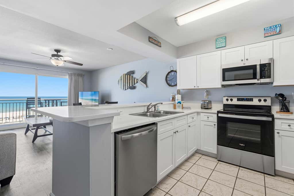 Gulf front condo w/ beach setup included - near entertainment