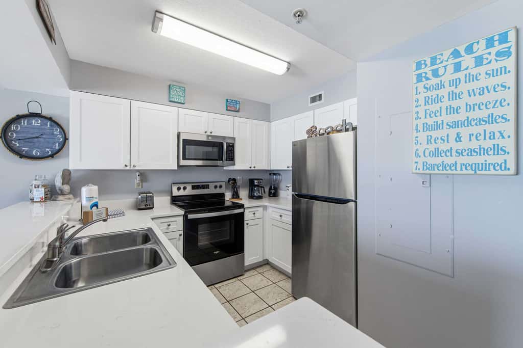 Gulf front condo w/ beach setup included - near entertainment
