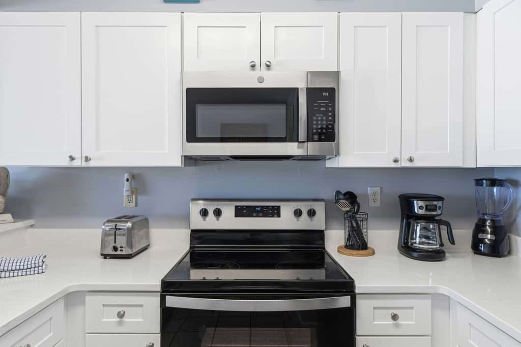 Gulf front condo w/ beach setup included - near entertainment