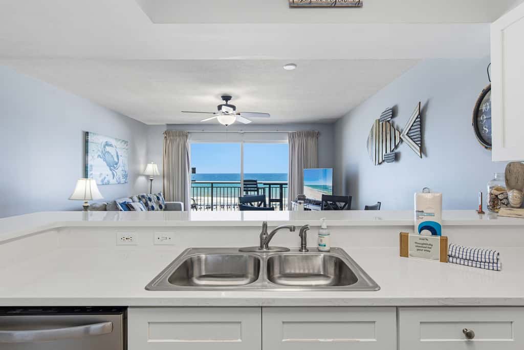 Gulf front condo w/ beach setup included - near entertainment