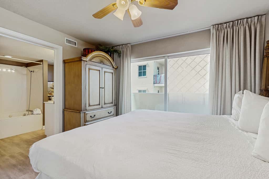 5th Floor Condo w Steps From The Gulf, Restaurants Minutes Away
