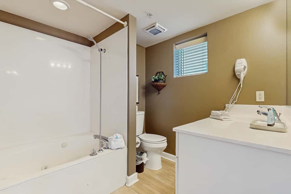 5th Floor Condo w Steps From The Gulf, Restaurants Minutes Away