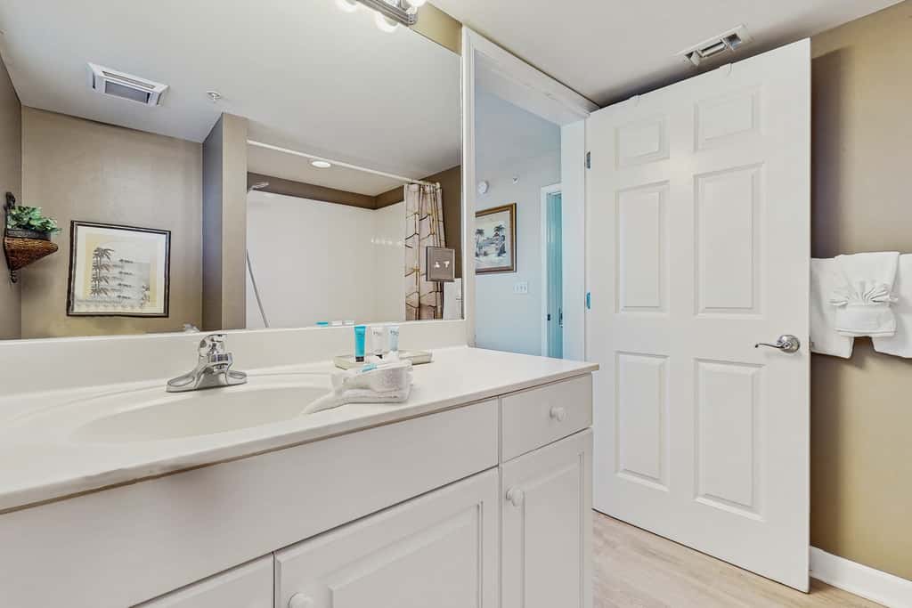 5th Floor Condo w Steps From The Gulf, Restaurants Minutes Away