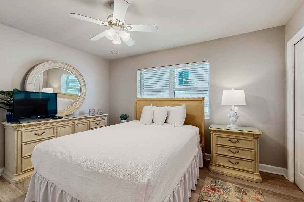 5th Floor Condo w Steps From The Gulf, Restaurants Minutes Away