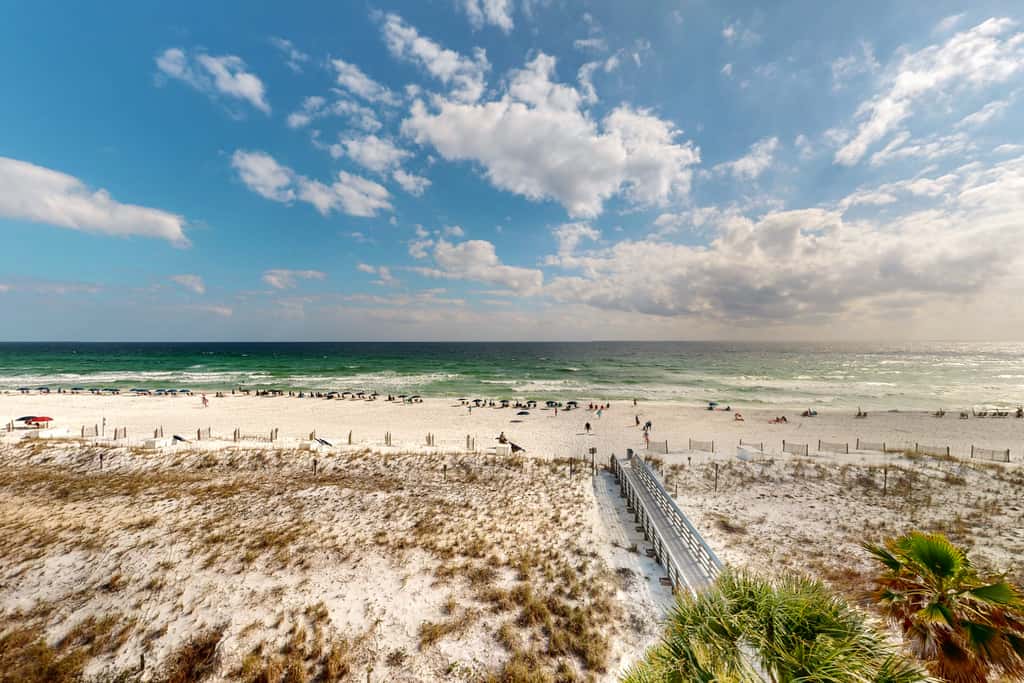 5th Floor Condo w Steps From The Gulf, Restaurants Minutes Away