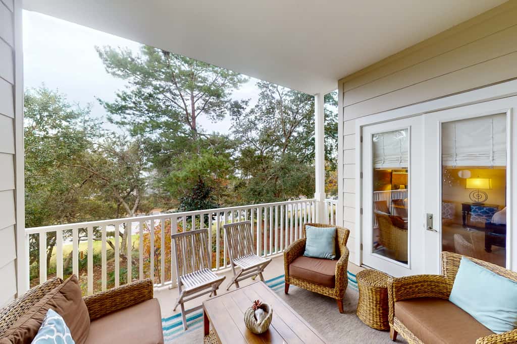 Beautiful condo with furnished balcony, pool & private beach access