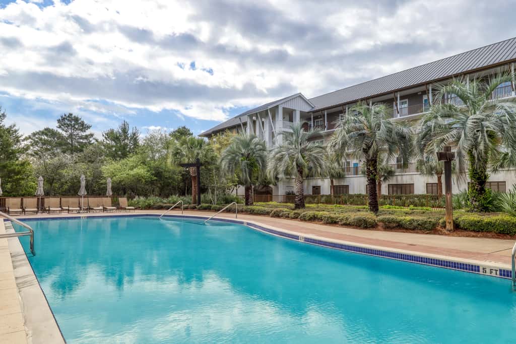 Beautiful condo with furnished balcony, pool & private beach access