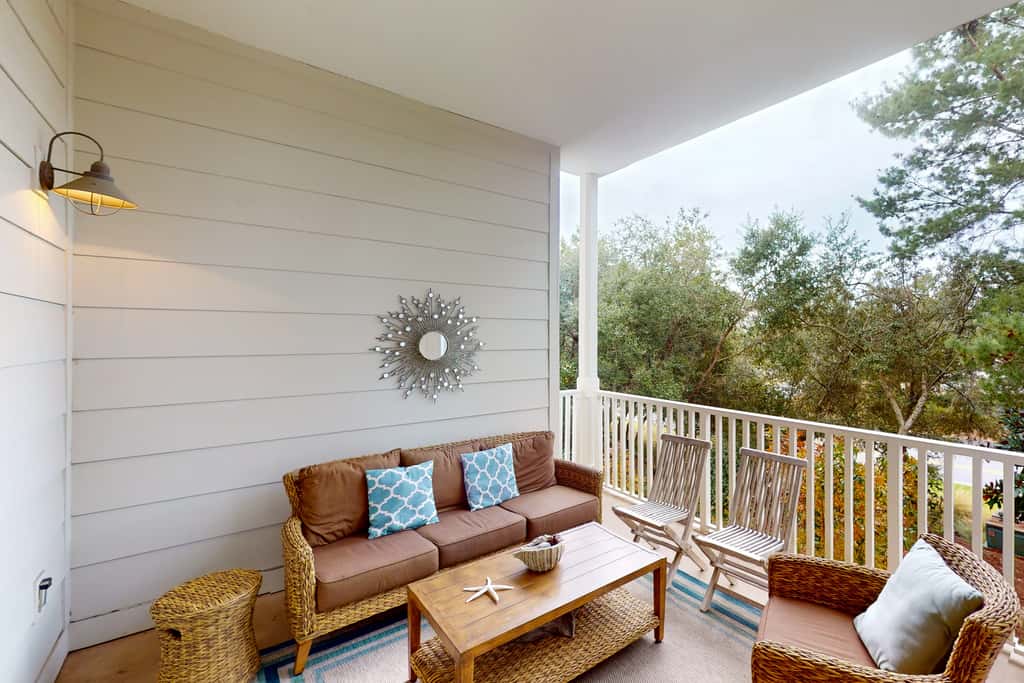 Beautiful condo with furnished balcony, pool & private beach access